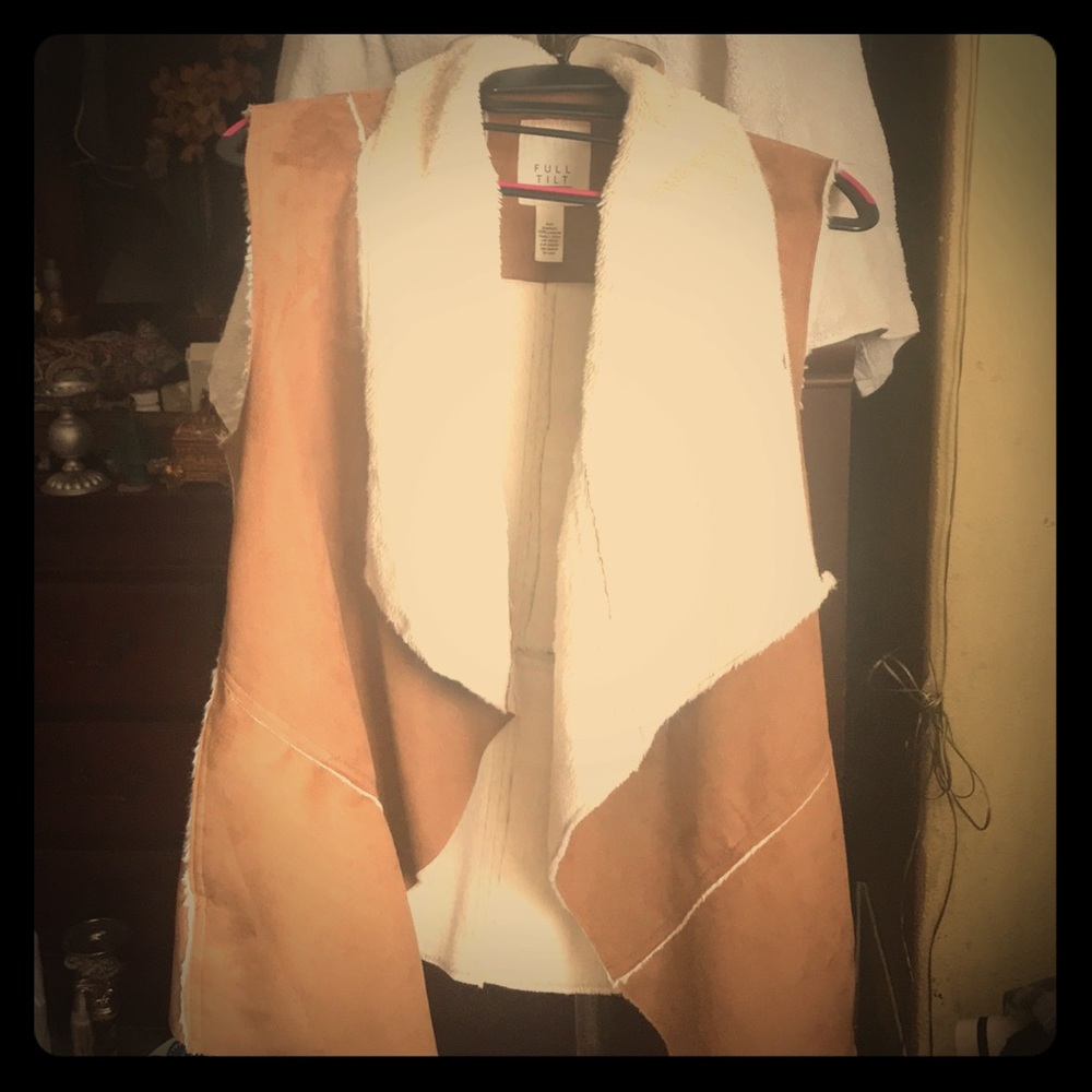 Brown suede/fur vest. Has side pockets.👌condition